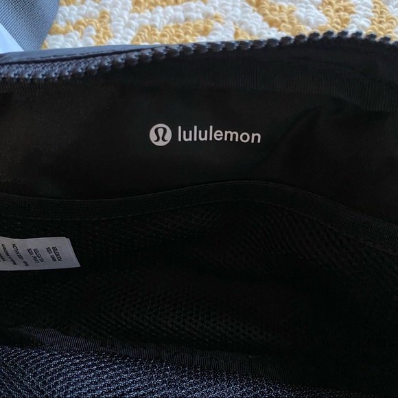 Lululemon Everywhere Belt Bag - Black NWT - Picture 13 of 15